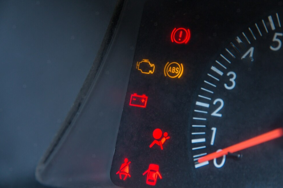 screen display with speedometer, red and yellow lights on it